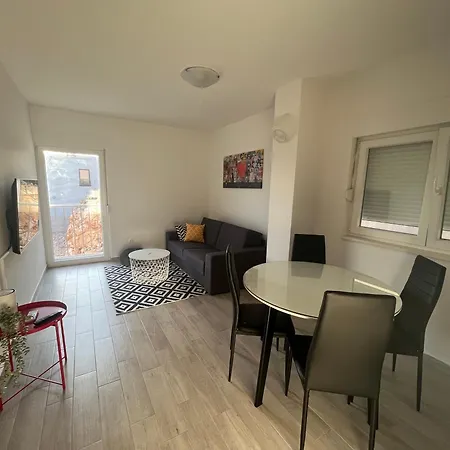 Apartment Charlie *
